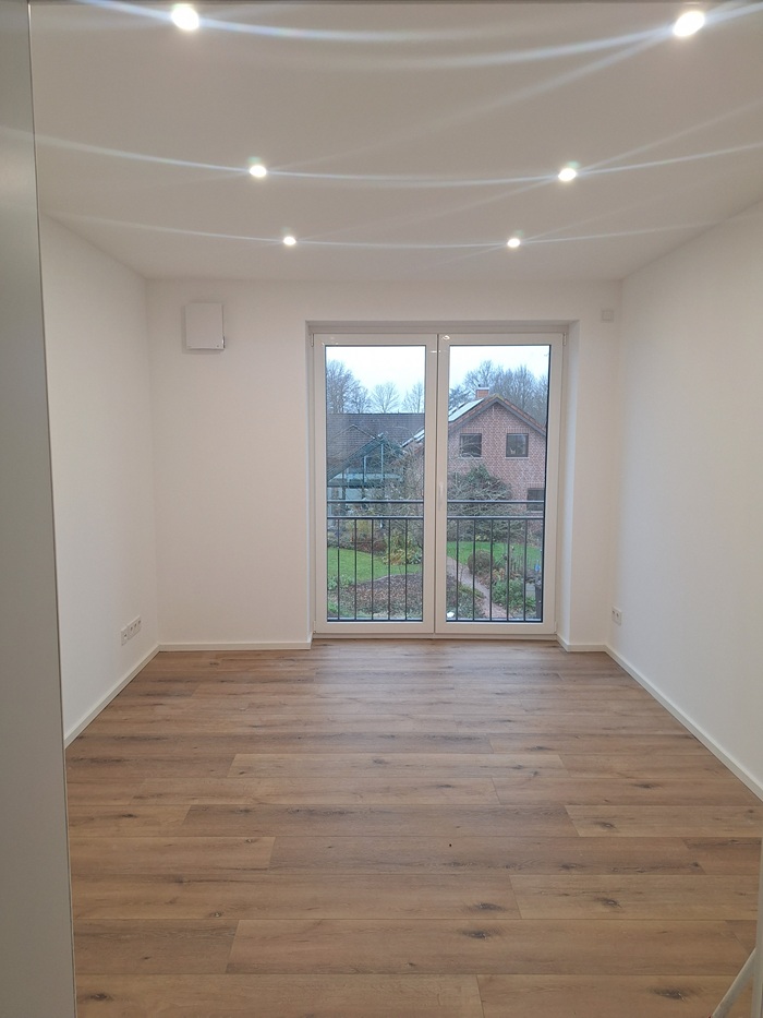 Helles Wohnzimmer nach dem Anstrich